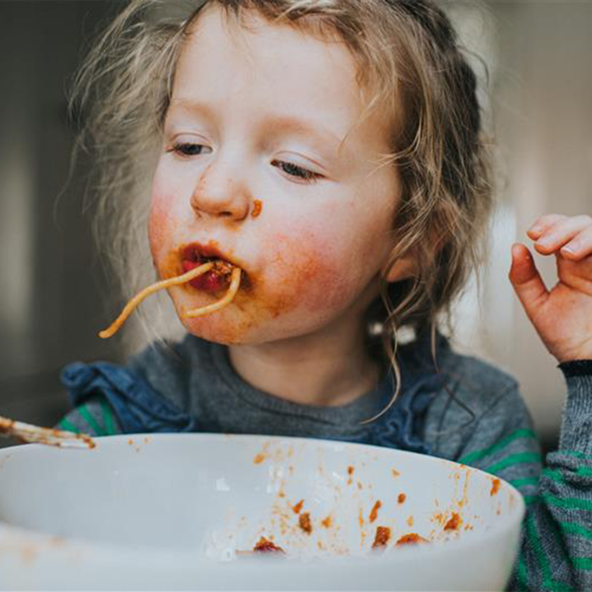 Kind eet spaghetti.