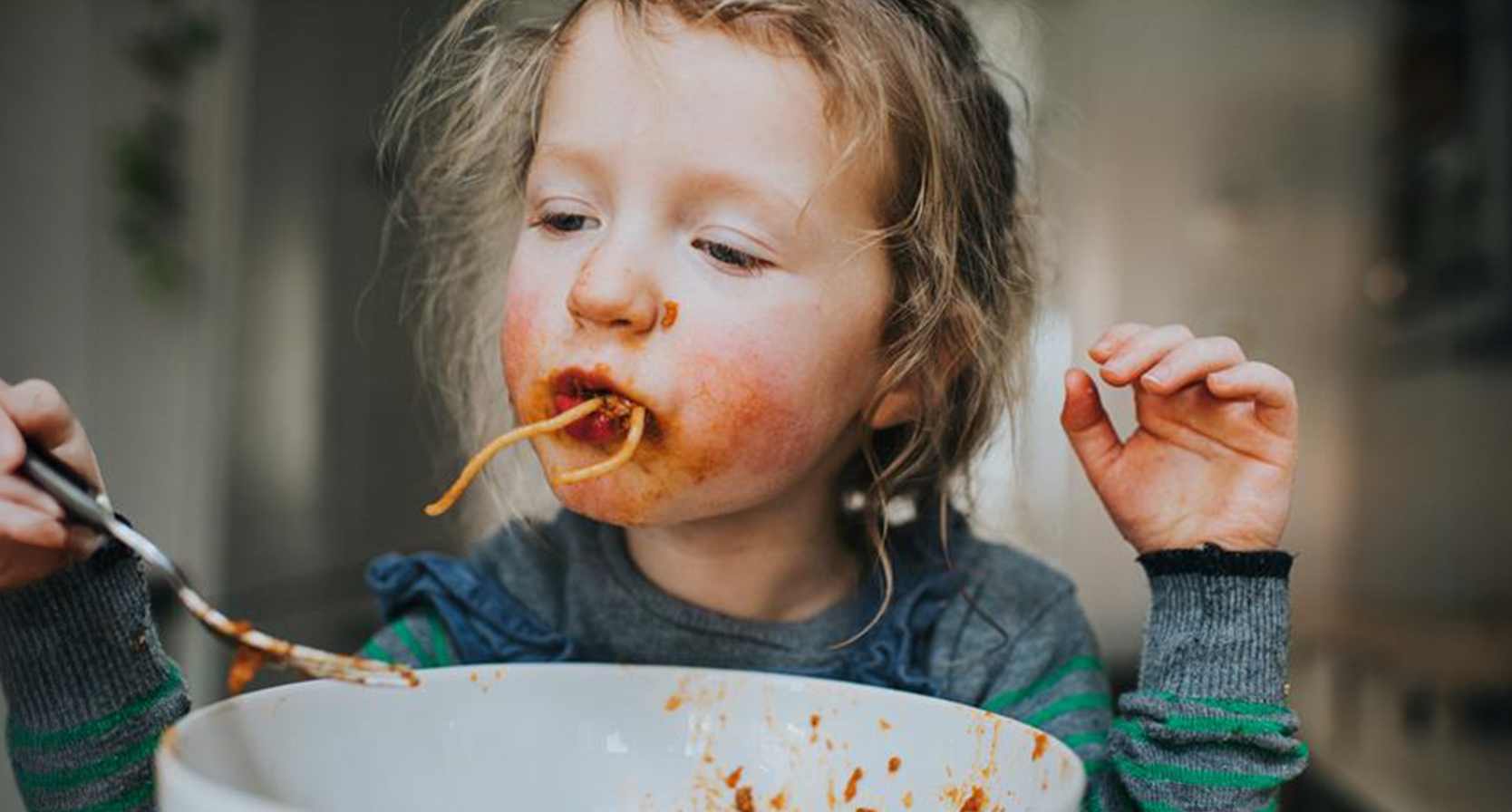 Kind eet spaghetti.