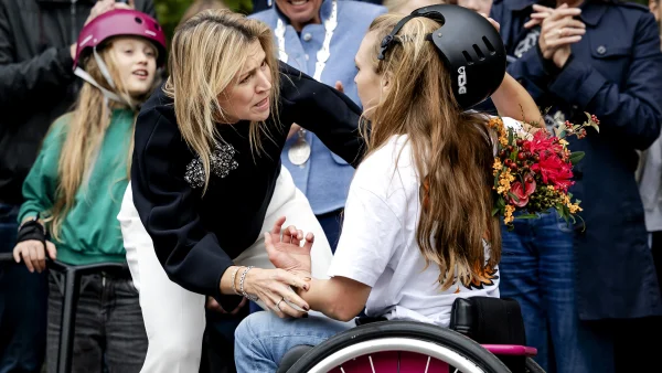 Koningin Máxima was dinsdag bij de opening van een skatepark in Oss. Toen een meisje op de skatebaan ten val kwam, schoot Máxima haar te hulp.