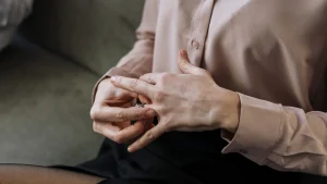 Thumbnail voor 3x 'Bedrogen Vrouw': 'Mijn strenggelovige man gebruikte ons huwelijk als dekmantel voor zijn avontuurtjes'