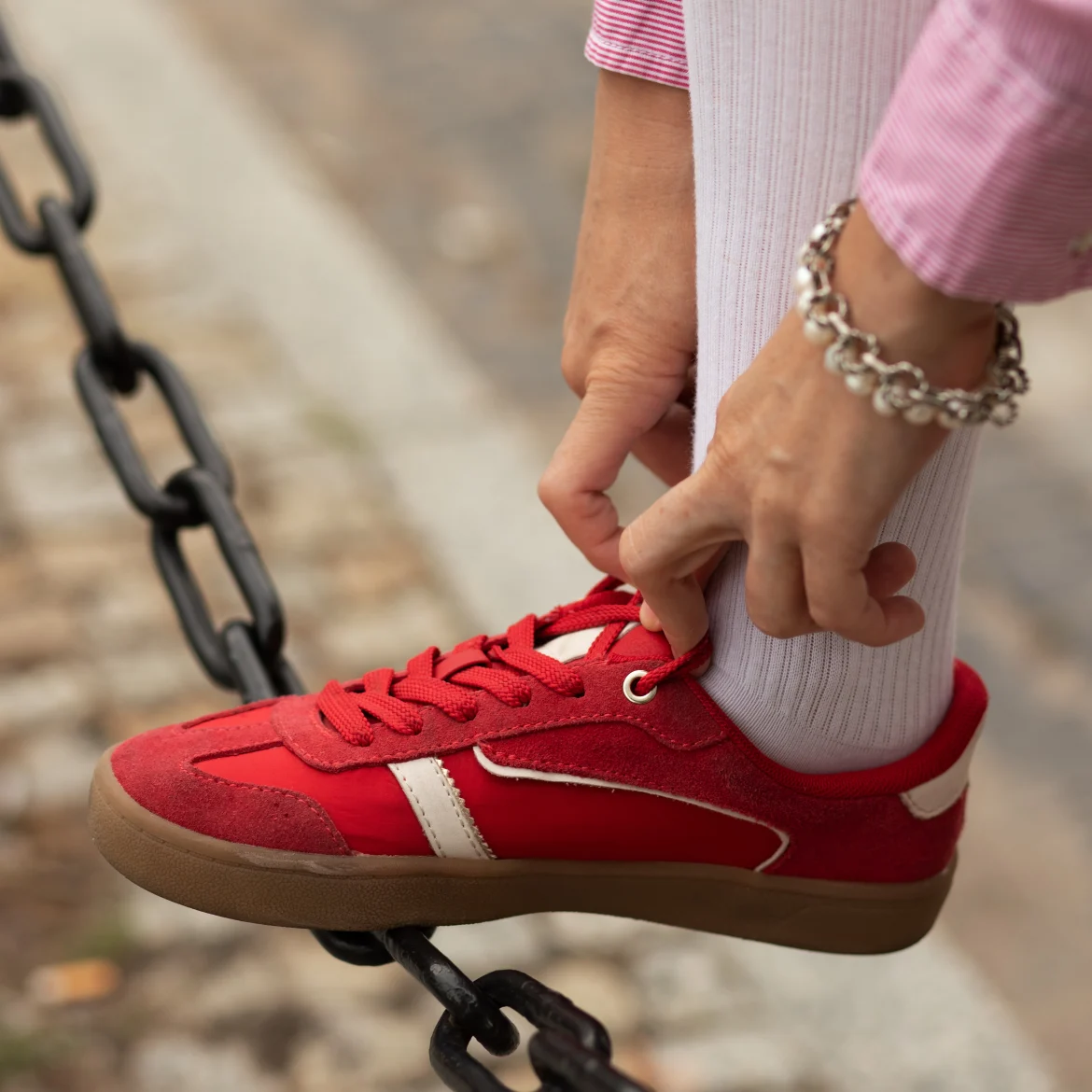 Vrouw met rode sneakers
