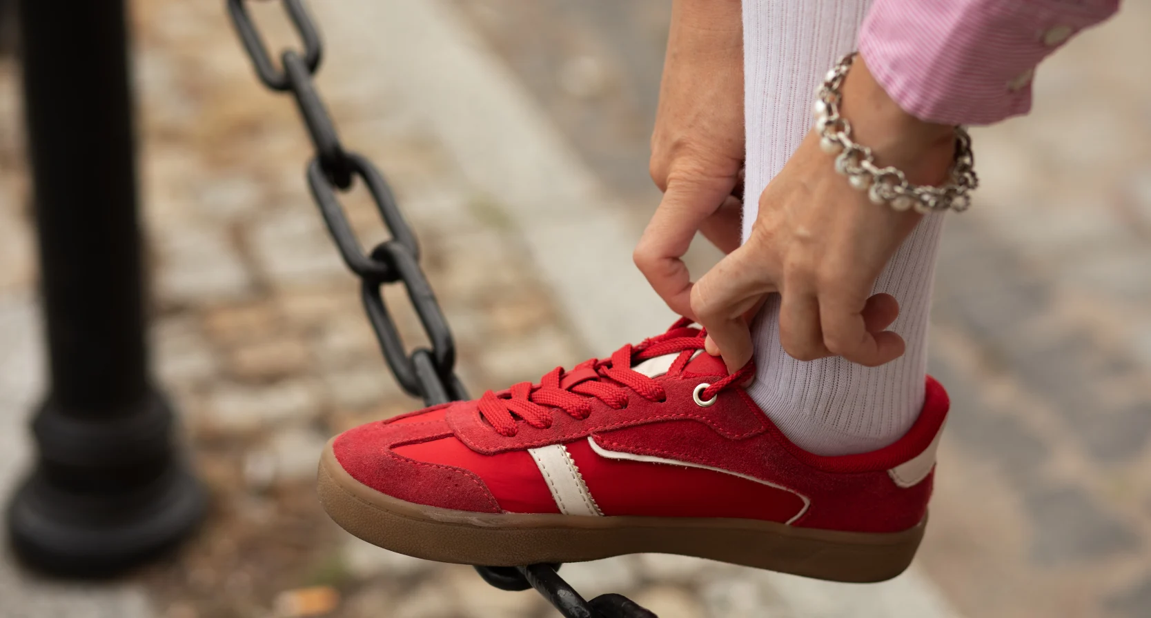 Vrouw met rode sneakers