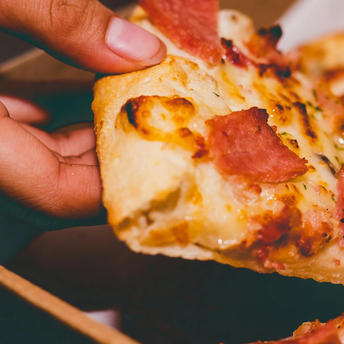 Pizza-lifehack: vergeet het pizzawiel, zo blijft kaas wél op z'n plek