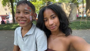 Thumbnail voor Edelin was 14 toen ze zwanger werd, nu is haar zoon 11 jaar: 'Samen opgegroeid'