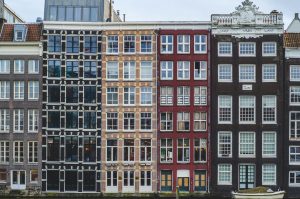 Thumbnail voor Huizenprijzen in tien jaar bijna verdubbeld: dít bedrag moet je als alleenstaande starter gespaard hebben