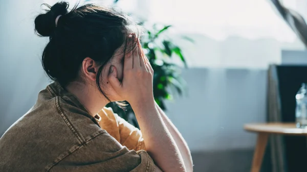 Opgelicht verhalen, illustratief beeld van vrouw met hoofd in handen