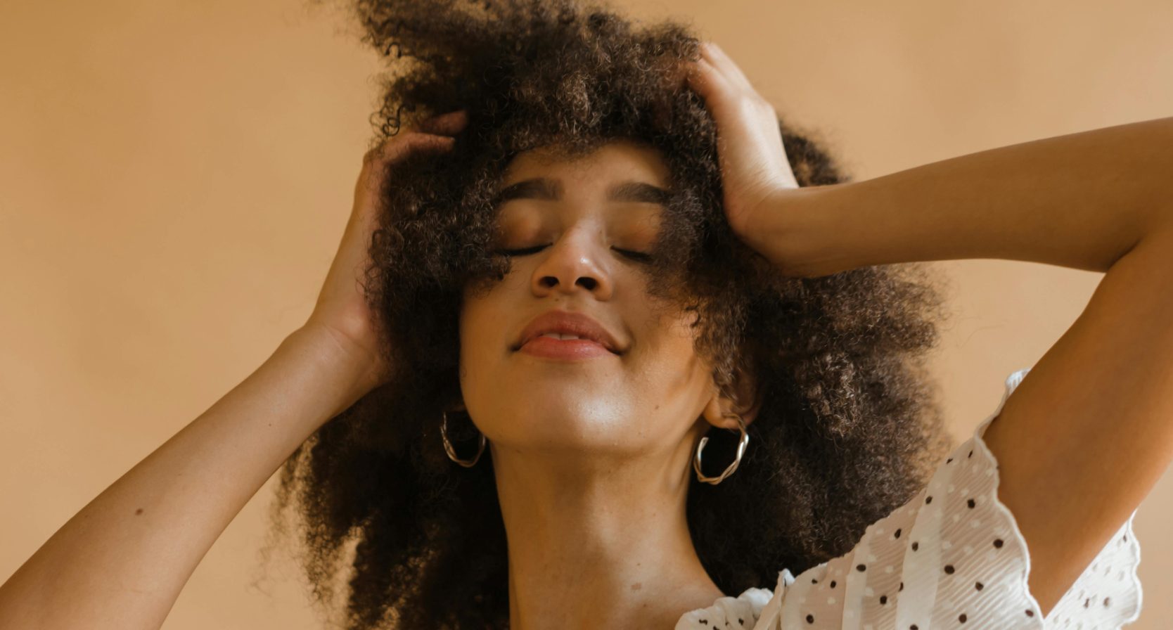 Dit kunnen de oorzaken van plotselinge haaruitval zijn – mét de oplossing voor elke leeftijd