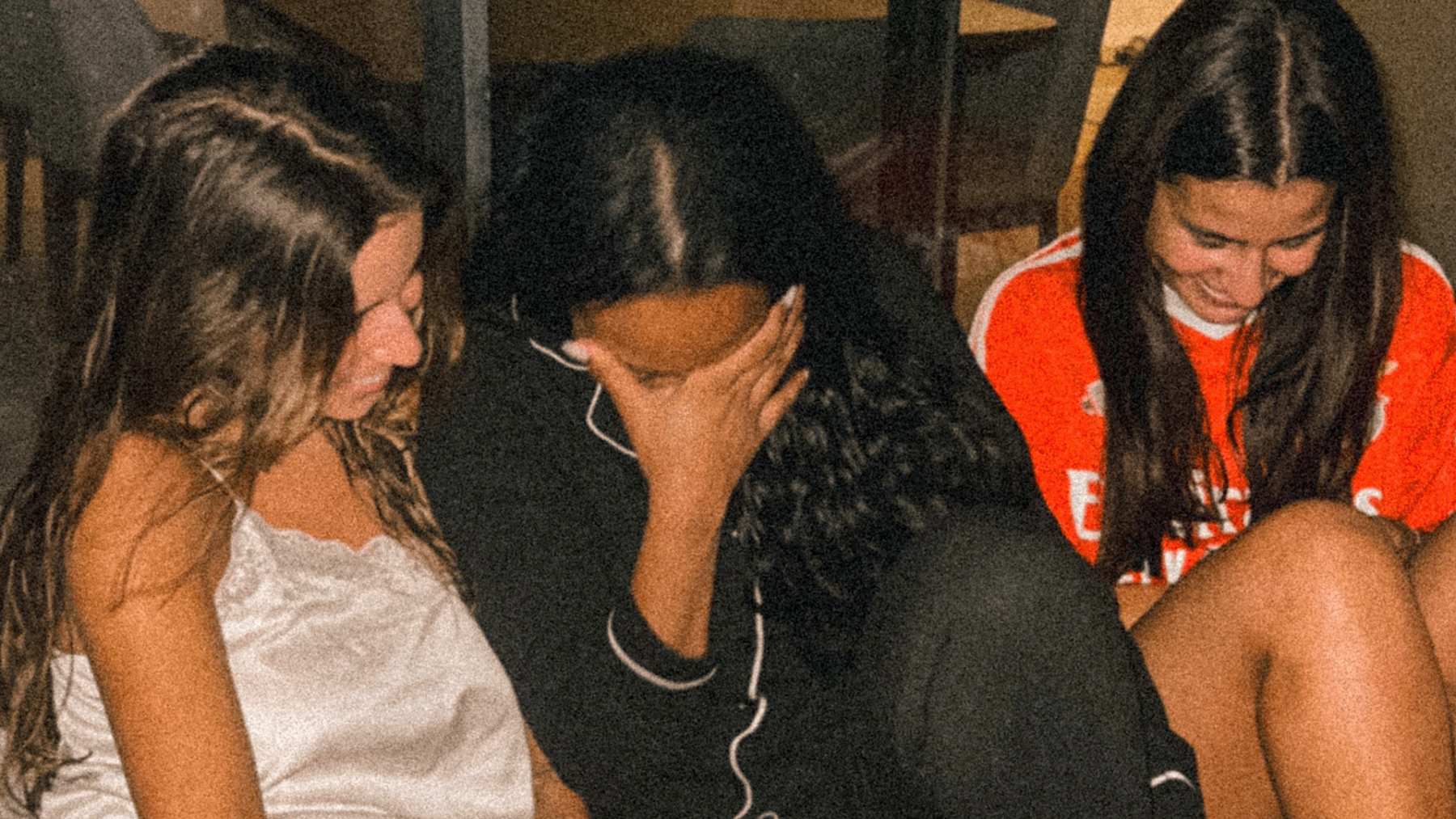 Meiden huisgenoten op een rijtje