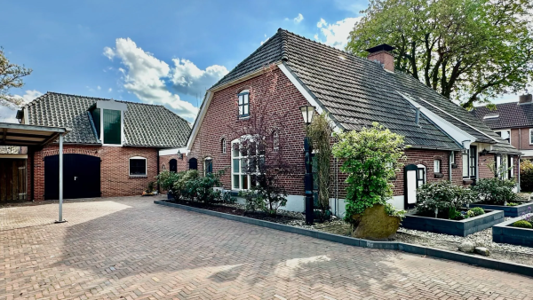 Vrijstaande woonboerderij