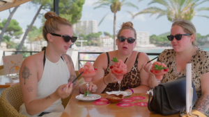 Thumbnail voor Gerda, Mathilde en Geke hangen de beest uit op Mallorca: 'Ik wil veel cocktails drinken'