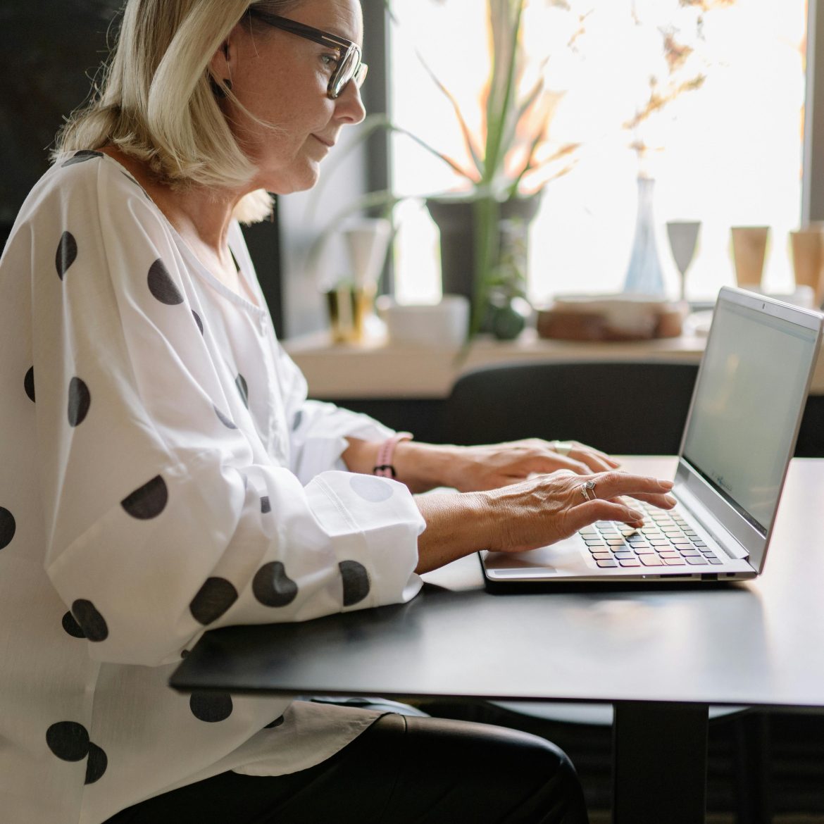 Vrouw achter haar laptop.