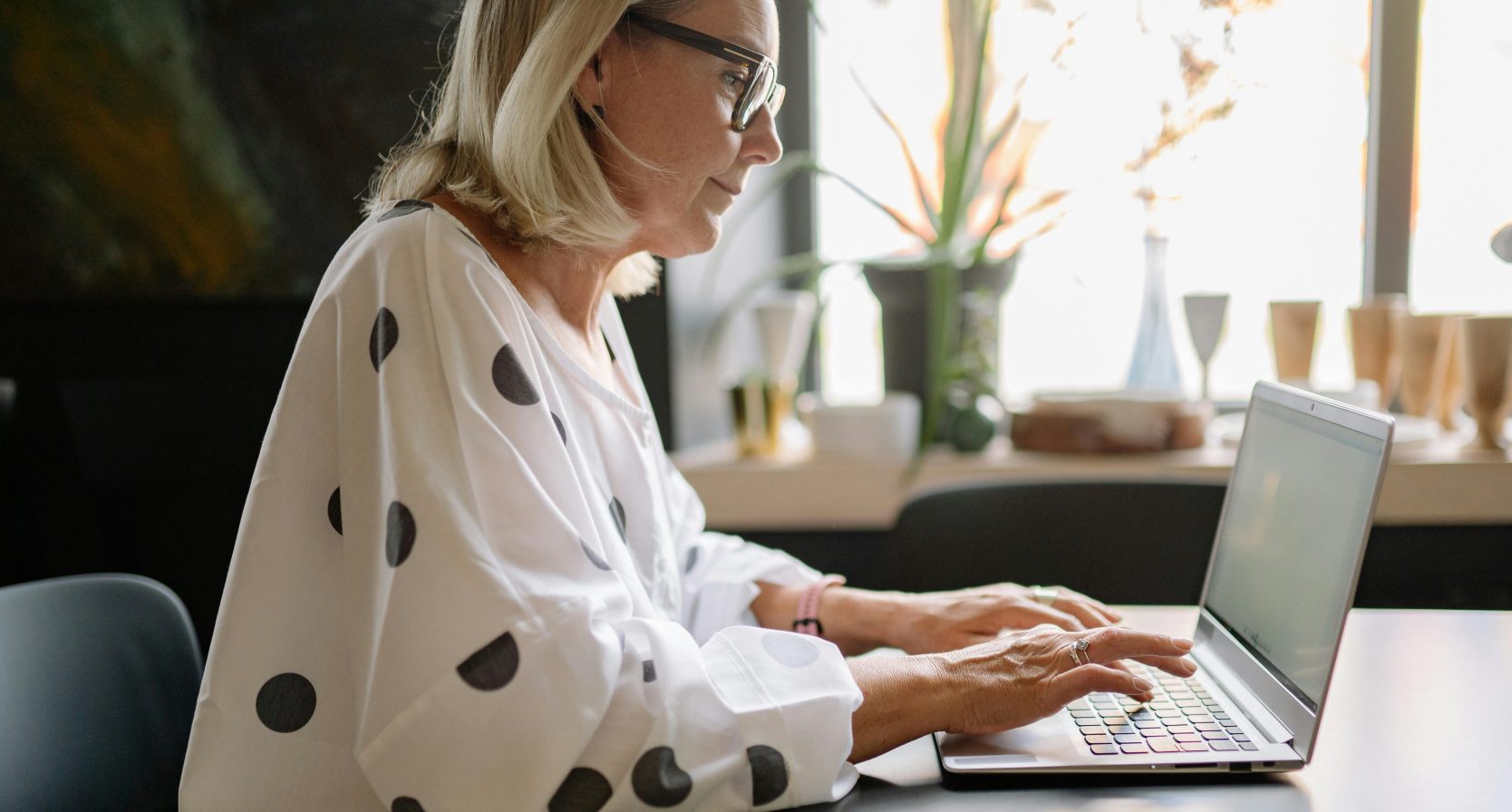 Vrouw achter haar laptop.
