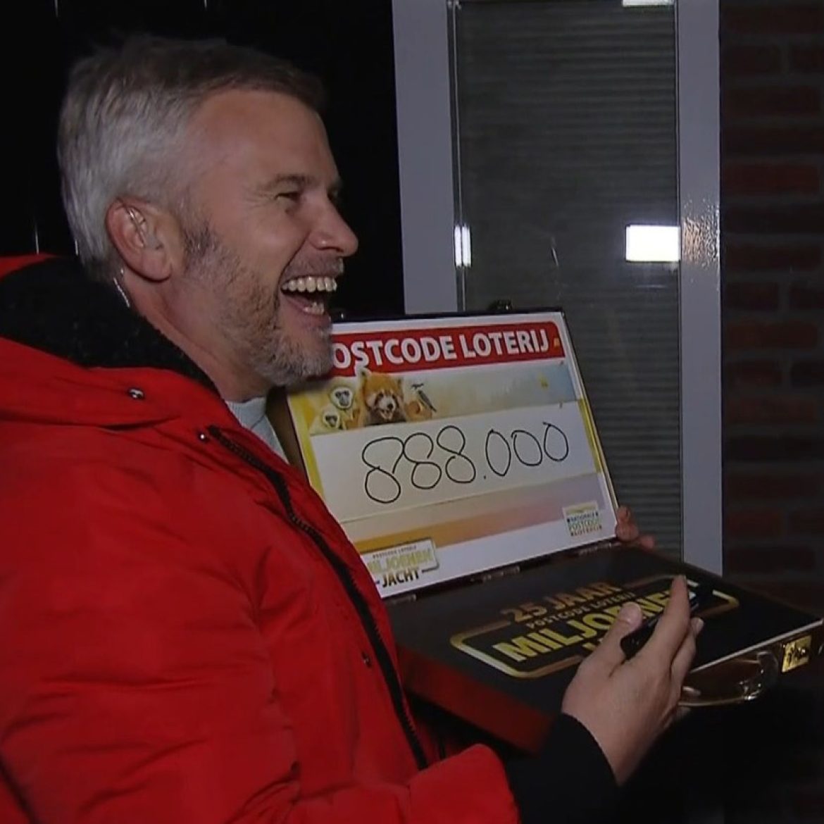 Winston staat met een heel groot bedrag voor een dichte deur in 'Miljoenenjacht'