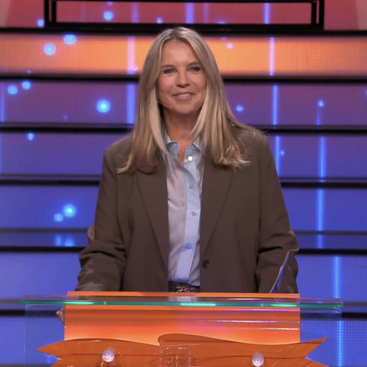 Linda de Mol in kleurencombinatie bruin/blauw