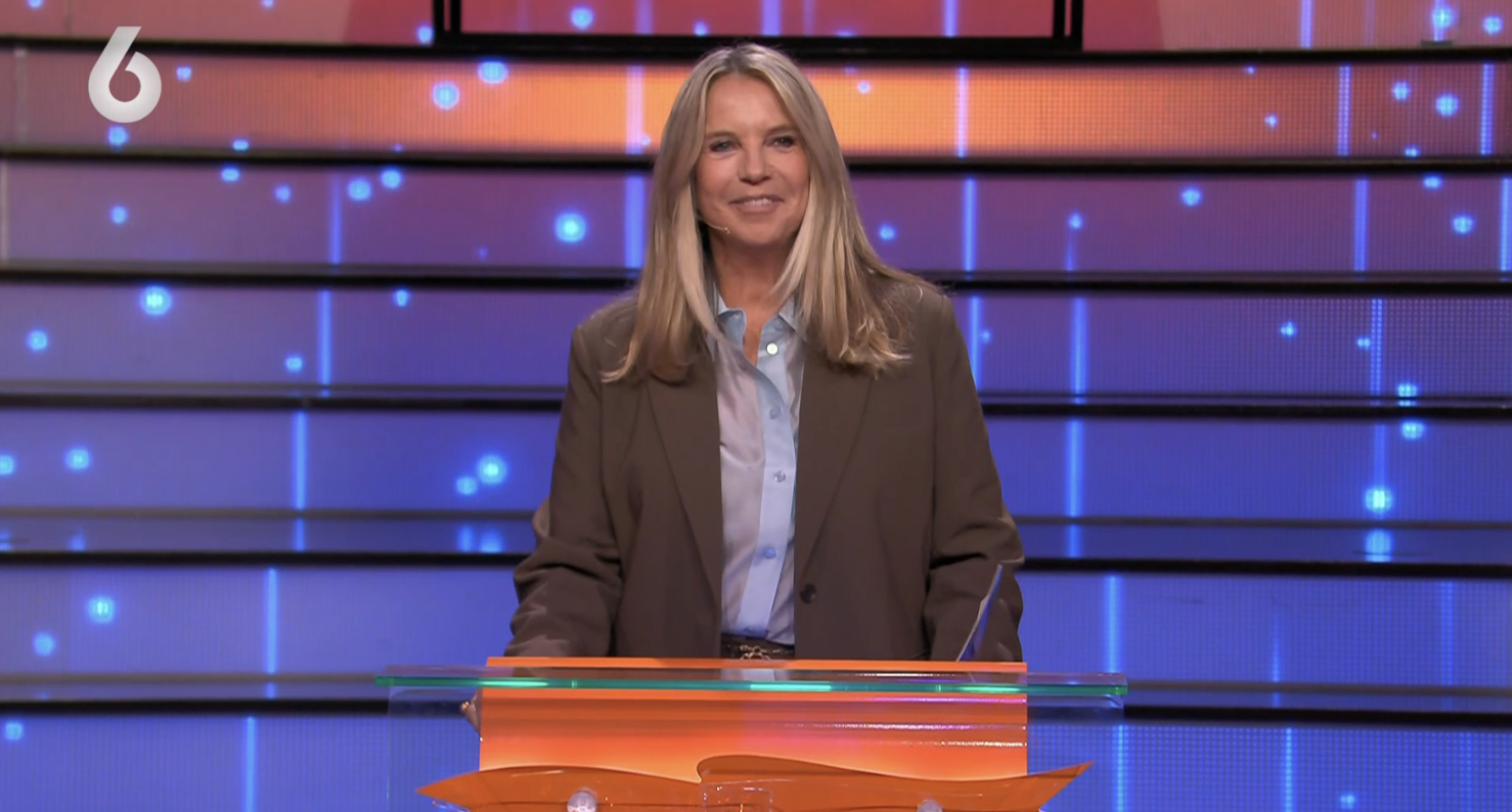 Linda de Mol in kleurencombinatie bruin/blauw