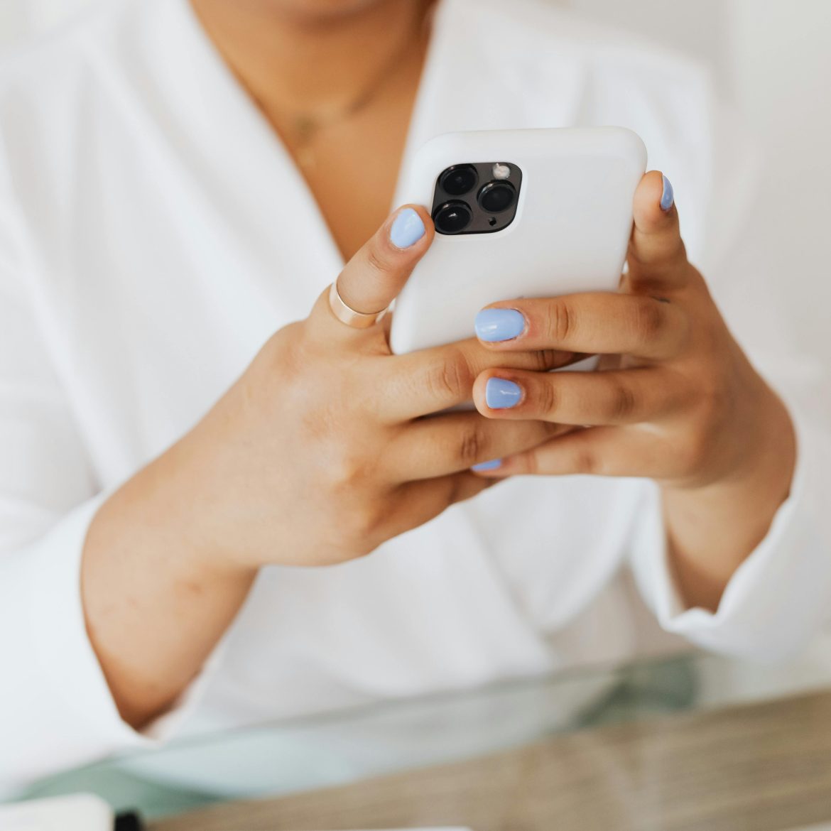 Vrouw op haar telefoon.