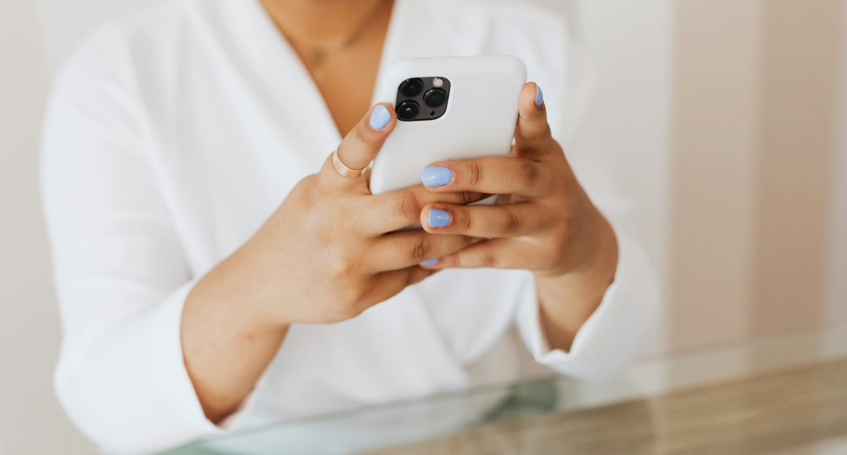 Vrouw op haar telefoon.