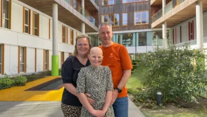Thumbnail voor Mikki (10), de dochter van Michael en Annemarie, heeft leukemie: 'Uit het niets kreeg ze blauwe plekken'
