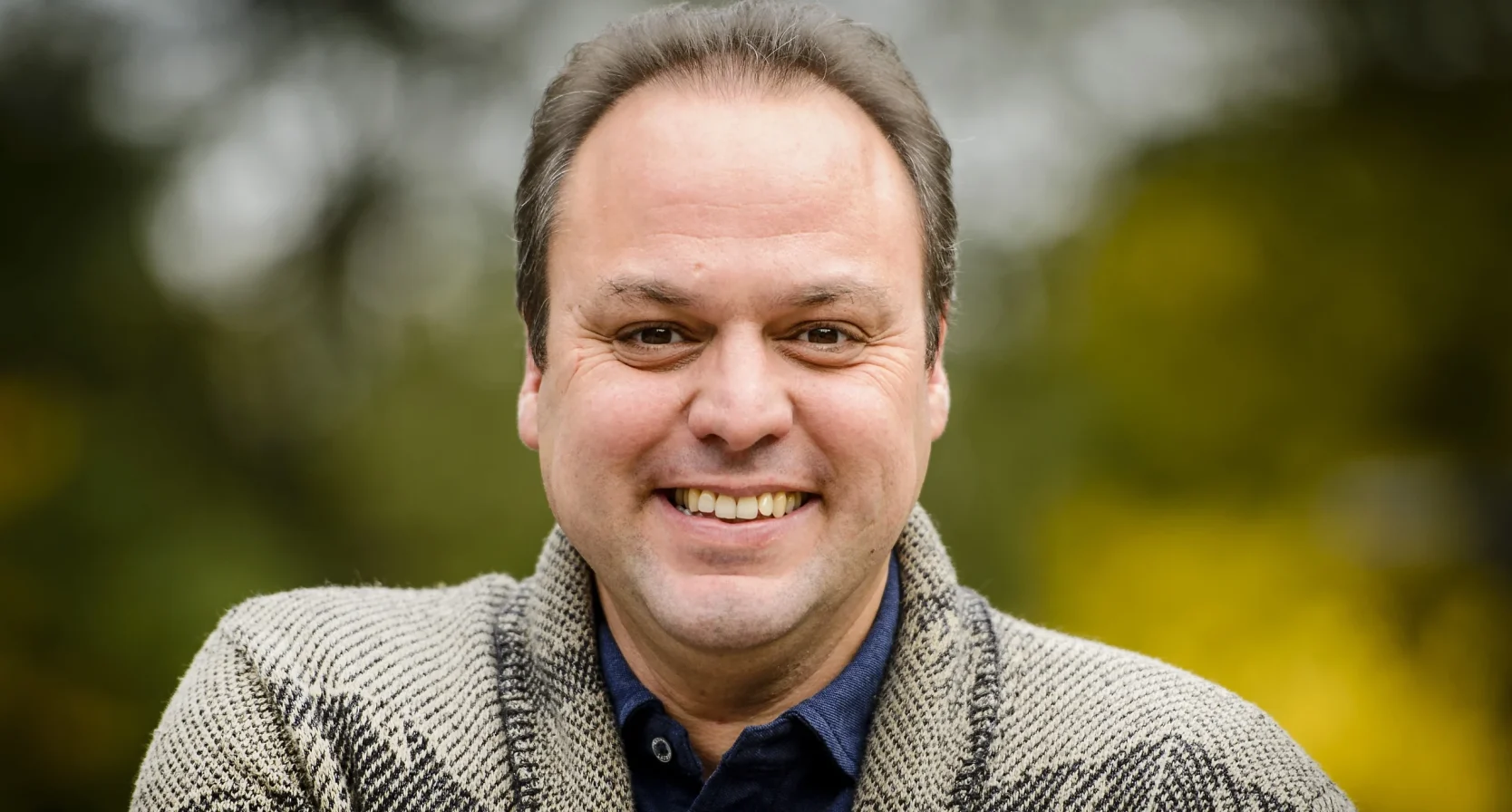 Frans Bauer trekt zijn bejaarde moeder het podium op: 'Een dierbaar moment hadden we even samen'