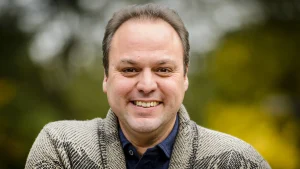 Thumbnail voor Frans Bauer trekt zijn bejaarde moeder het podium op: 'Een dierbaar moment hadden we even samen'