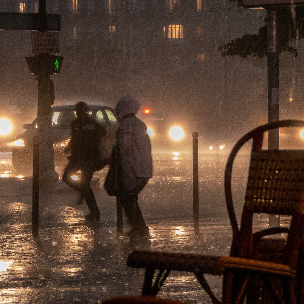 Dode en zwaargewonden door noodweer bij Parijs, bouwkranen omgevallen door 'minitornado'