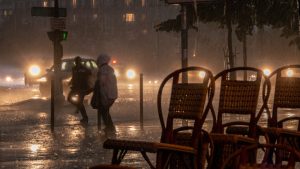 Thumbnail voor Dode en zwaargewonden door noodweer bij Parijs, bouwkranen omgevallen door 'minitornado'