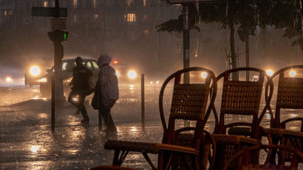 Dode en zwaargewonden door noodweer bij Parijs, bouwkranen omgevallen door 'minitornado'