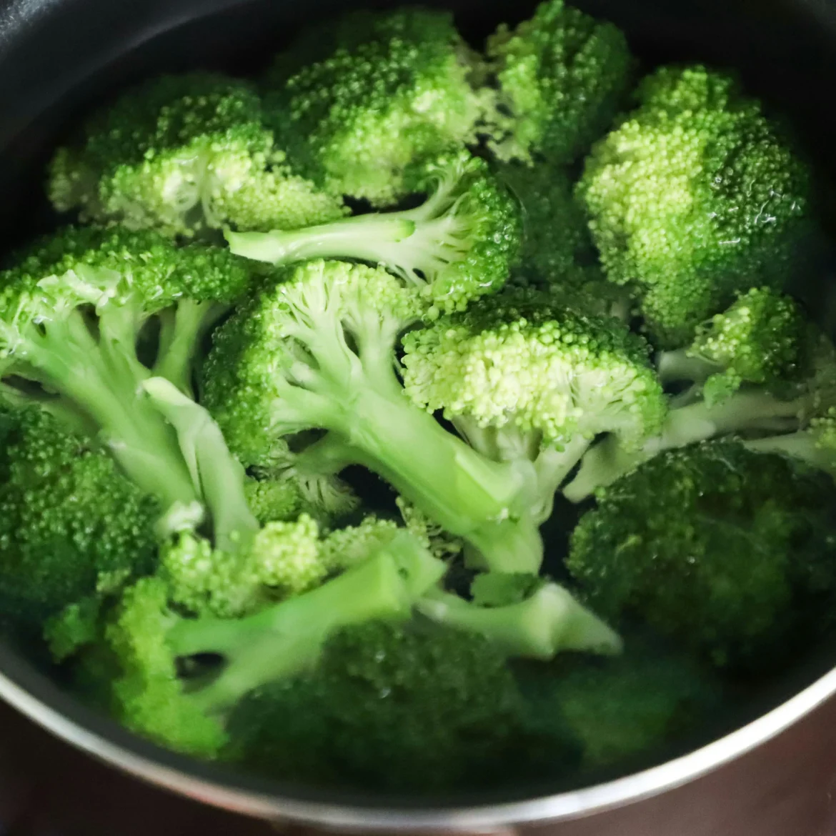 bevroren groenten broccoli in pan