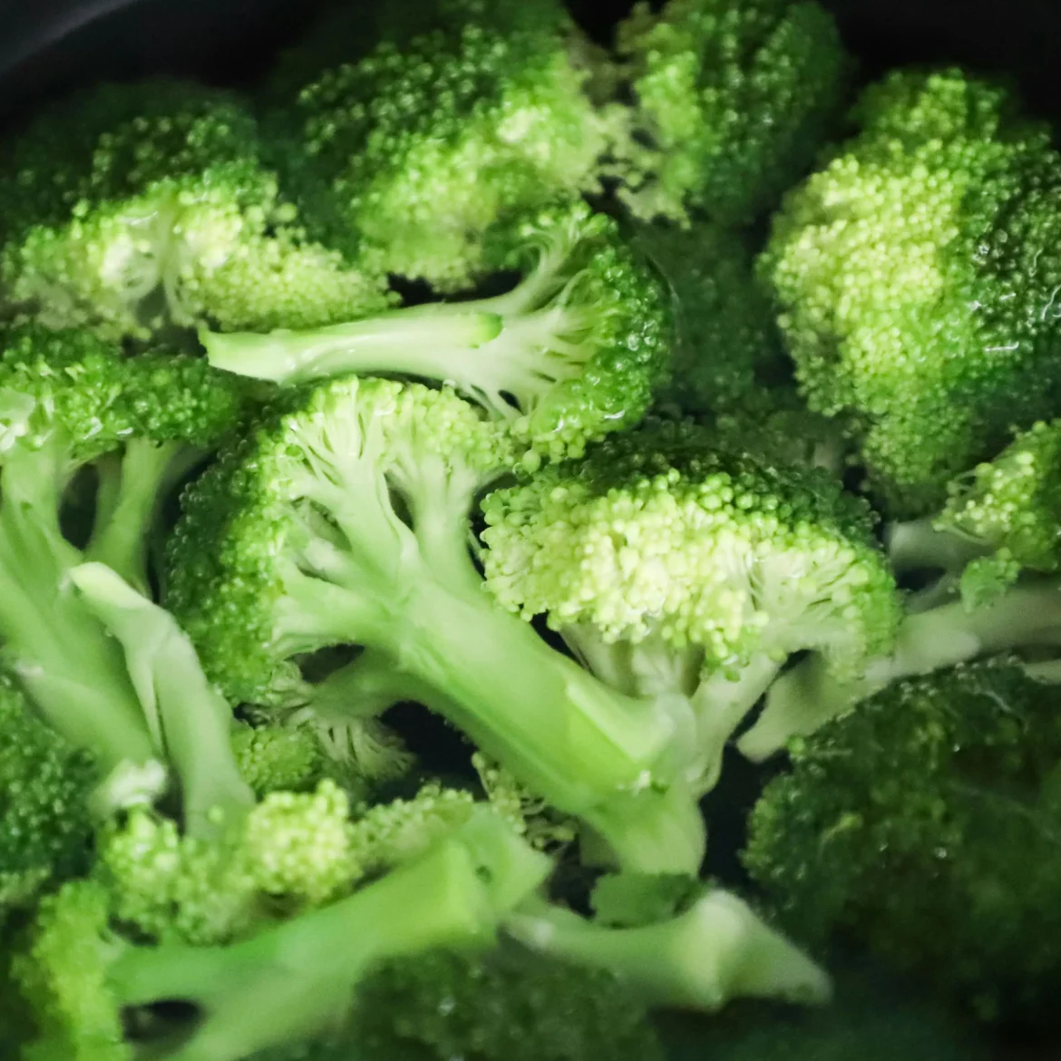 bevroren groenten broccoli in pan