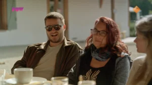Thumbnail voor Bom ontploft in 'Rutger en de Uitkeringstrekkers op Vakantie': 'Hoe vaak moeten wij ons nog verantwoorden?'