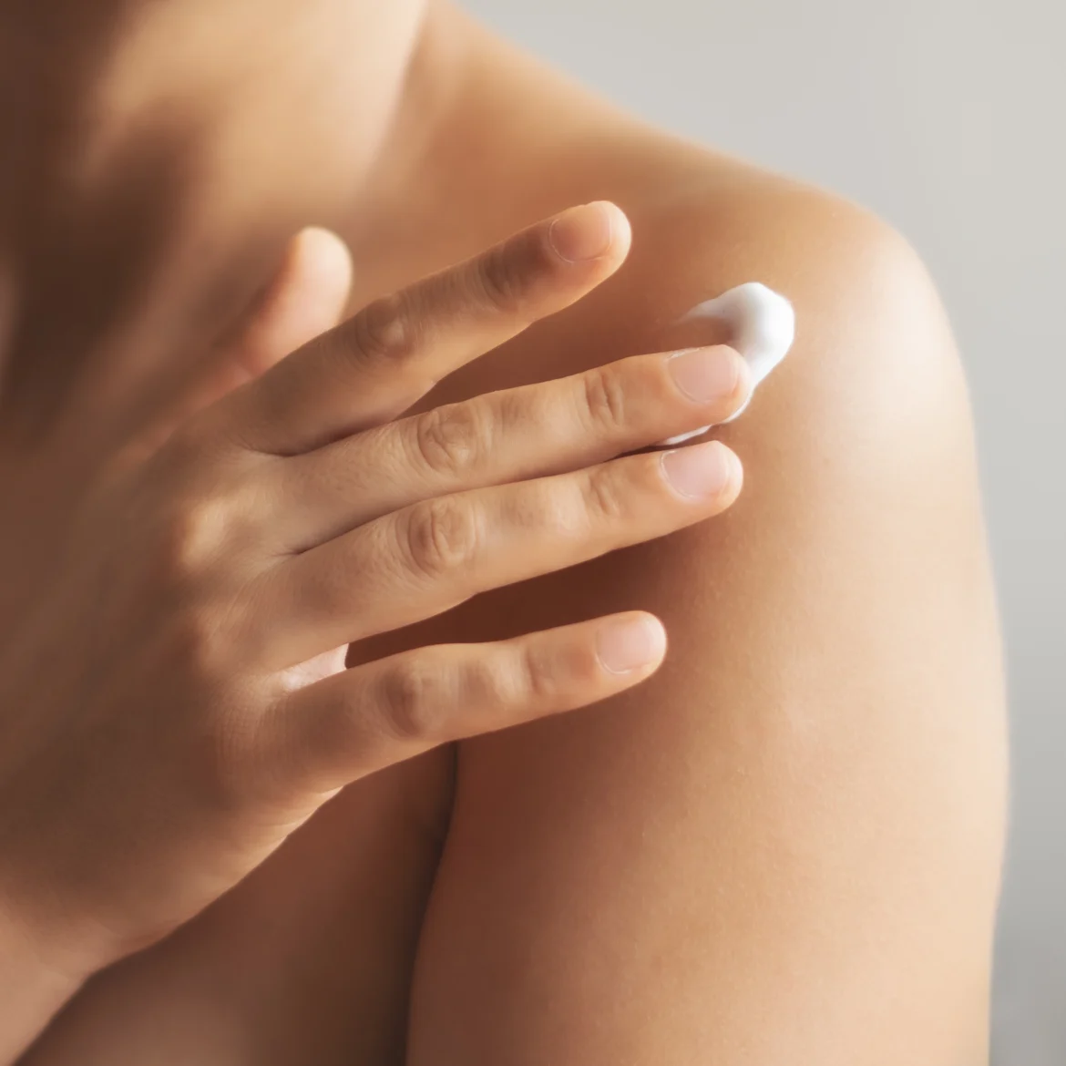 Vrouw met droge huid in de winter