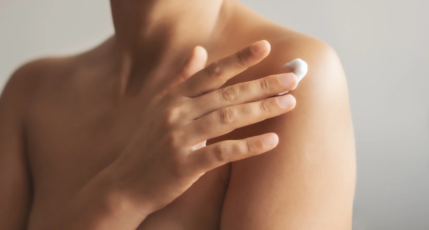 Vrouw met droge huid in de winter