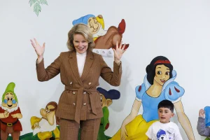 Thumbnail voor Koningin Mathilde verschijnt in dezelfde blazer als Linda de Mol (en die shop je hier)