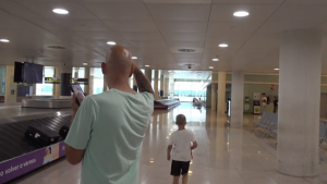 Thumbnail voor John raakt zoon Pax (1) kwijt op Spaans vliegveld in 'Grote Gezinnen, Grote Vakanties'