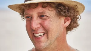 Thumbnail voor Jochem Myjer kan wel héél goed de Sint nadoen: 'Nou, dag hoor'