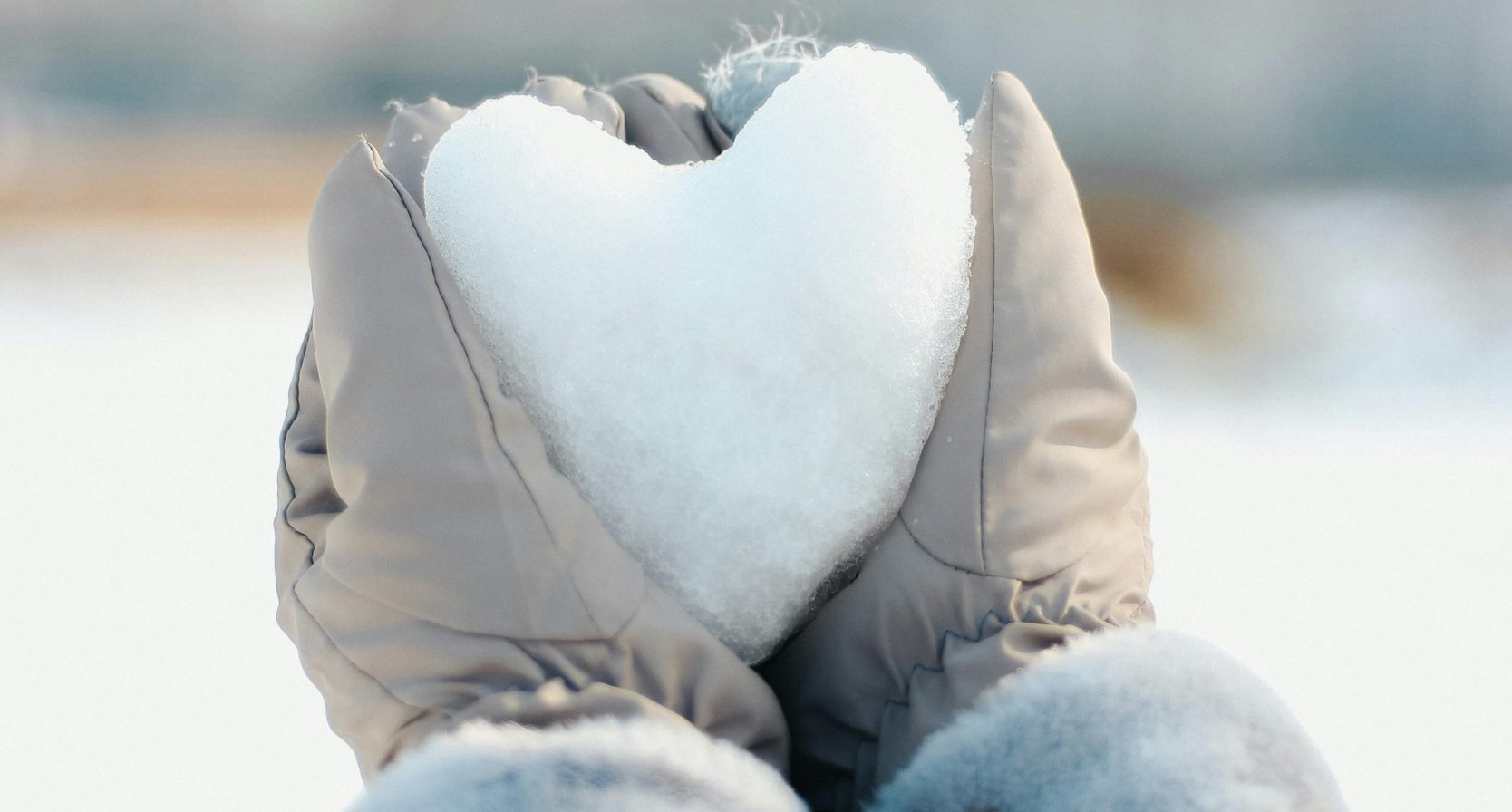 Sneeuw in de vorm van een hart.