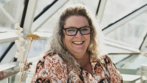 Thumbnail voor Fiona (54): 'Ik kon pas een volwassen vrouw worden toen ik koos mijn moeder niet meer te zien'