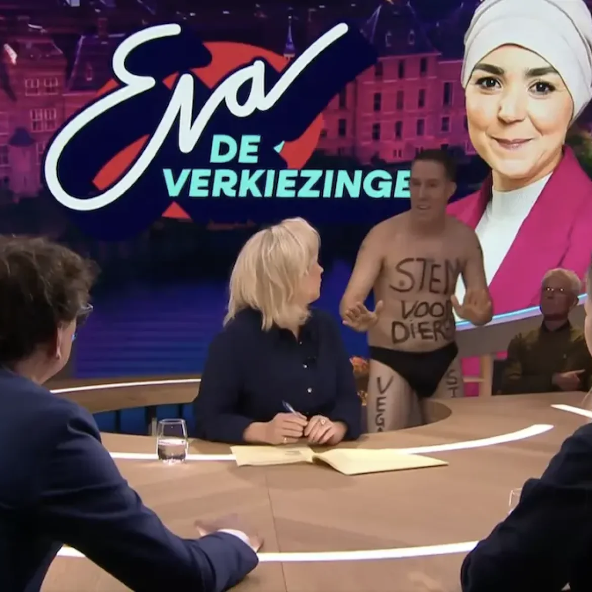 'Vegan streaker' staat ineens achter Eva Jinek in talkshow