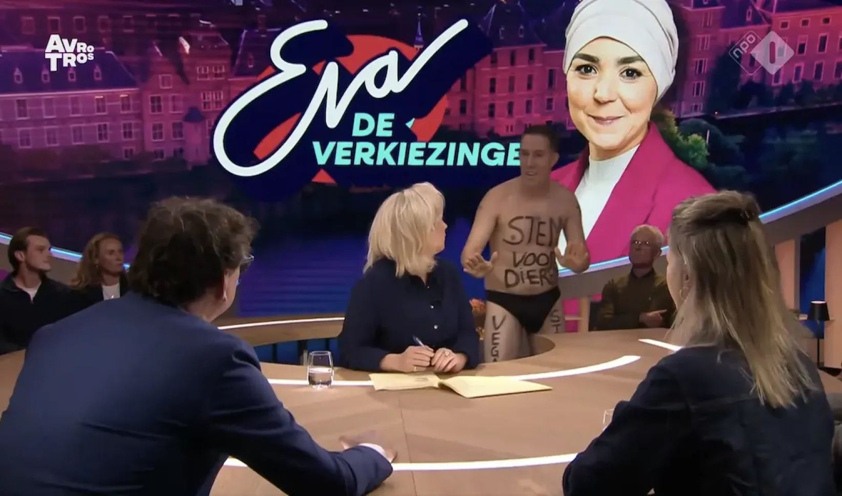 'Vegan streaker' staat ineens achter Eva Jinek in talkshow