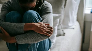 Thumbnail voor Steeds meer meldingen huiselijk geweld: 'We moeten ook naar de pleger durven kijken'