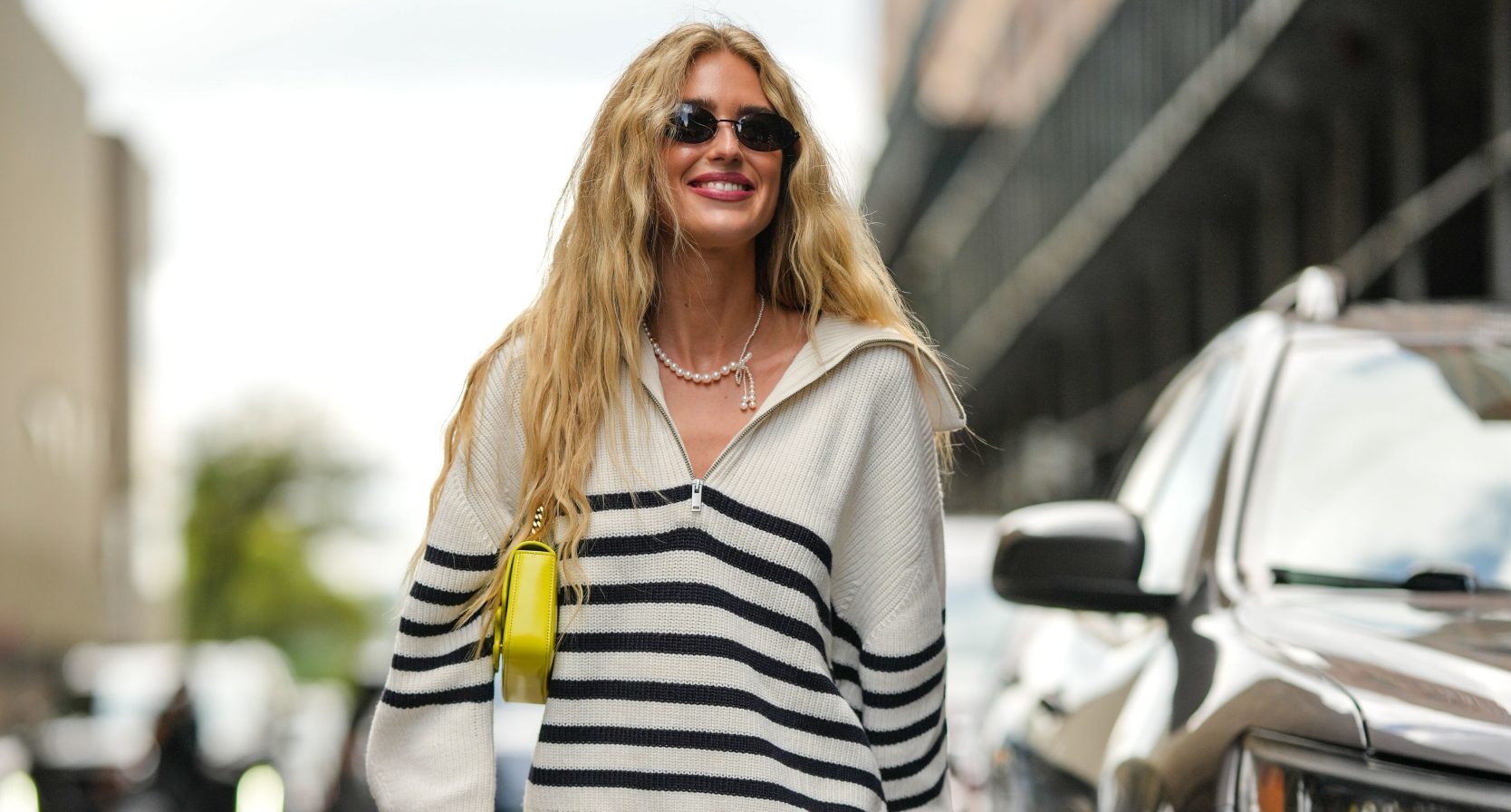 Emili Sindlev met een streepjestrui in New York