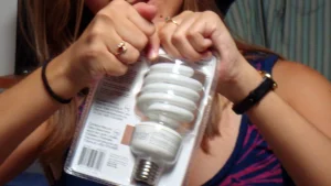 Thumbnail voor Zo open je die onmogelijke plastic verpakking zónder frustratie (of schaar)