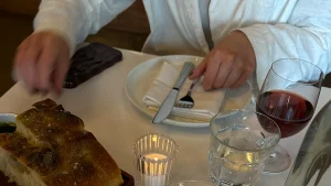 Thumbnail voor Angie at per ongeluk gluten op vakantie: 'Iedereen in het restaurant hoorde mijn wc-bezoek'