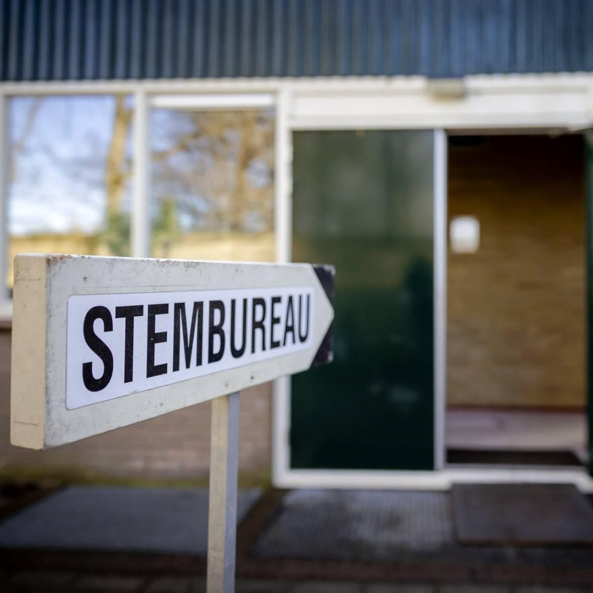 Meen je niet: echtpaar (76 en 81) weggestuurd bij stembureau vanwege hulp bij Alzheimer