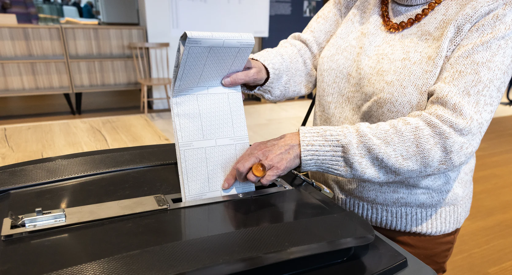 Vrouw levert stem in | Stemmen bijzondere locaties