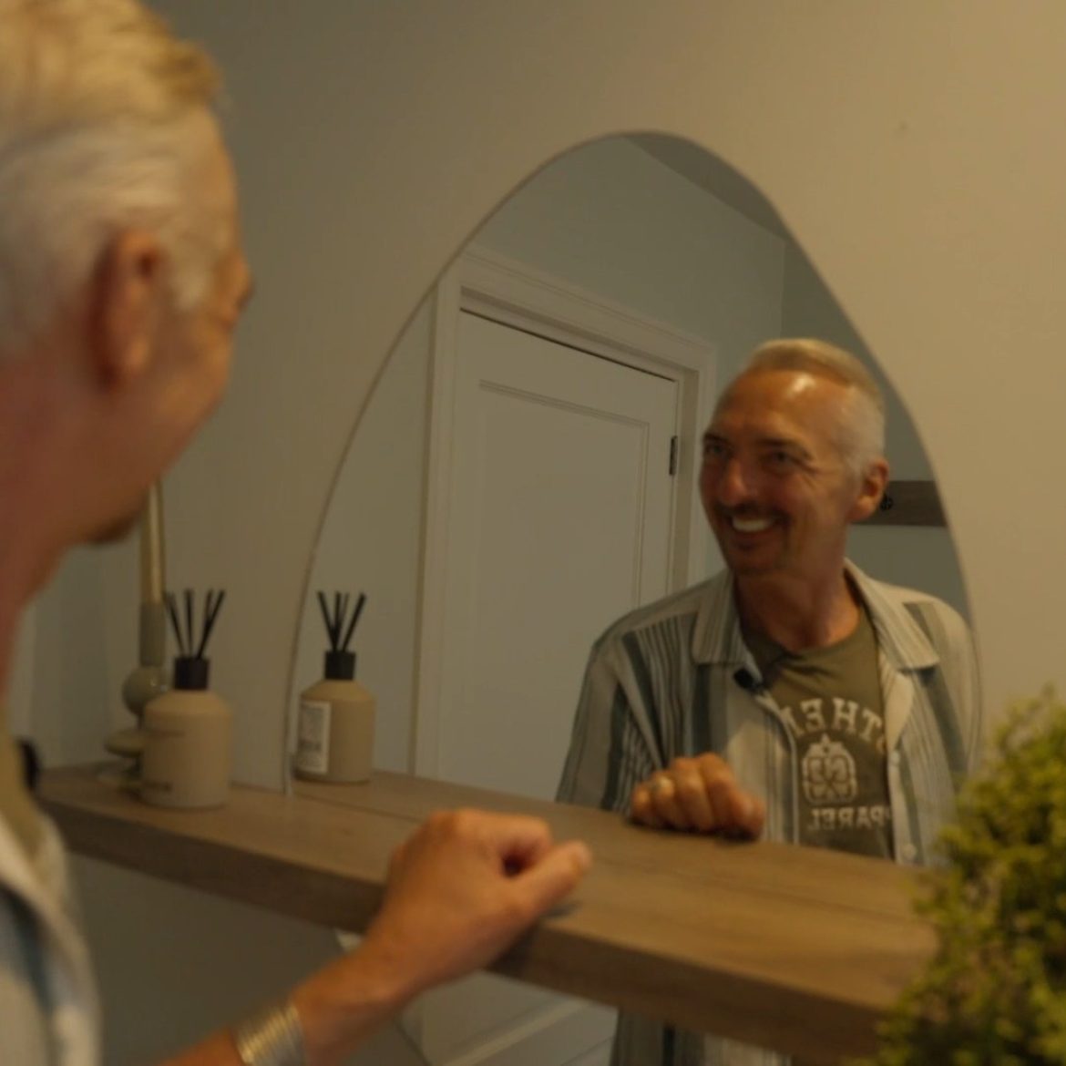 Martien scheert en verft zijn baard in 'Chateau Meiland: La Dolce Vita'