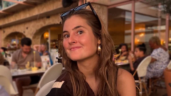 Julia raakte haar stem kwijt door hpv-virus, dit is Julia