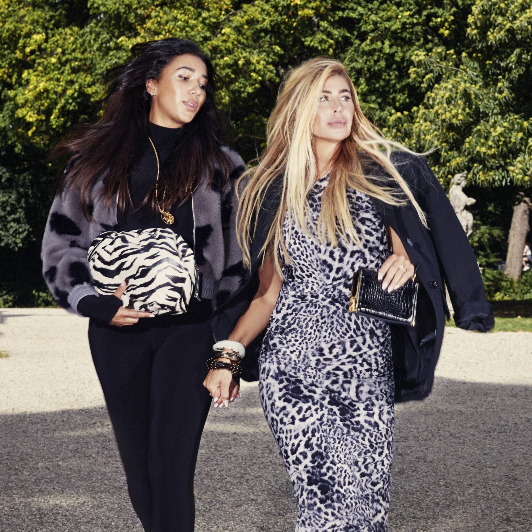 Estelle & Joëlle: ‘Van een knappe vrouw wordt gedacht dat ze minder intelligent is, zo kortzichtig’