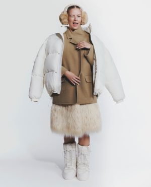 Iris de Graaf draagt warme accessoires