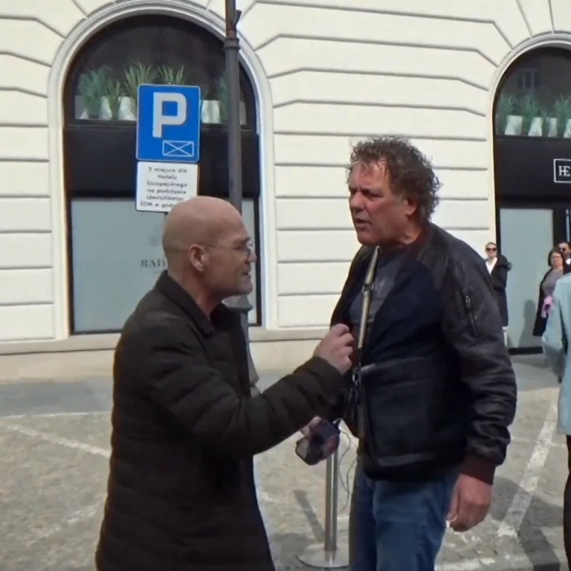 'Je liet je kind in de oorlog stikken': Kees van der Spek confronteert voortvluchtige oplichter